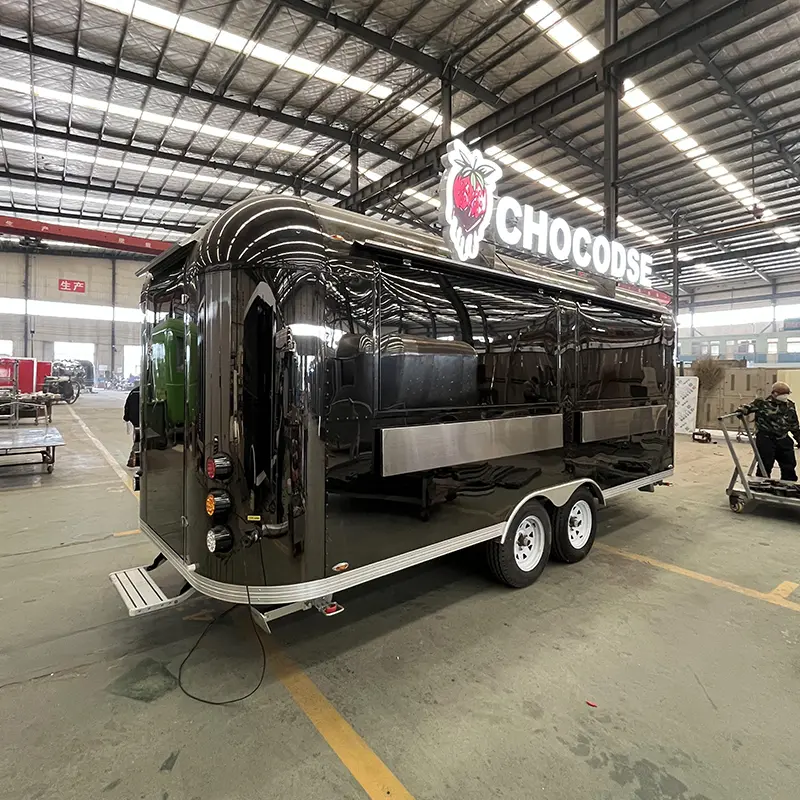 Матовый черный трейлер Airstream