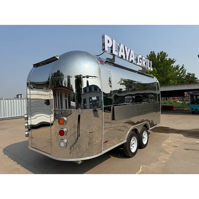 Прицеп Airstream из нержавеющей стали с зеркальной полировкой